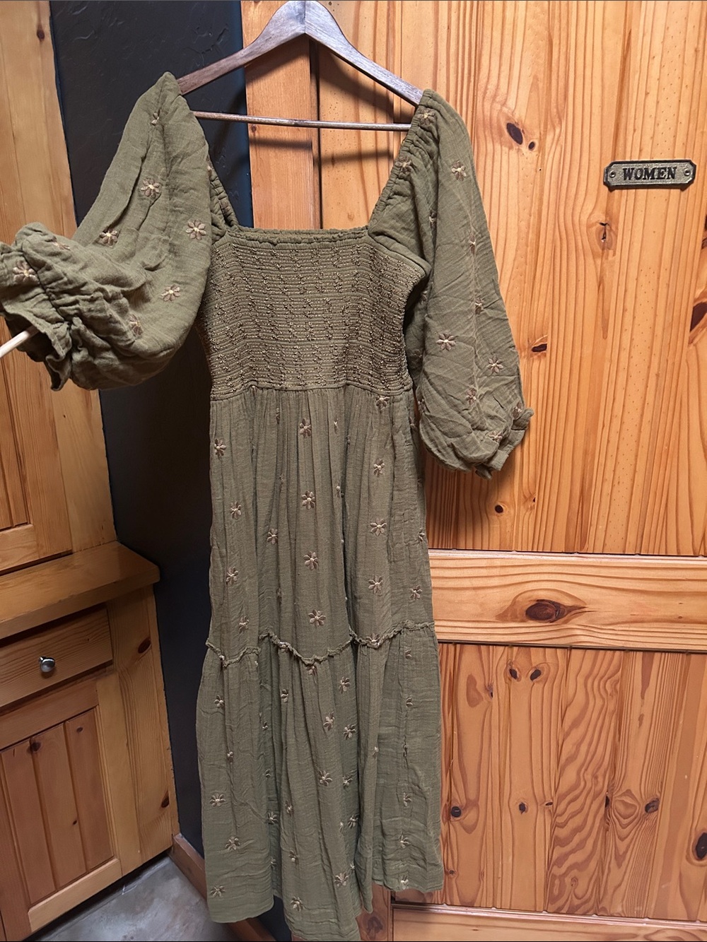 Free People Dahlia dress in Moss Smocked Puff-Sleeve Midi Dress M - Picture 2 of 4